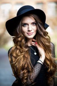 curly festival hair with hat